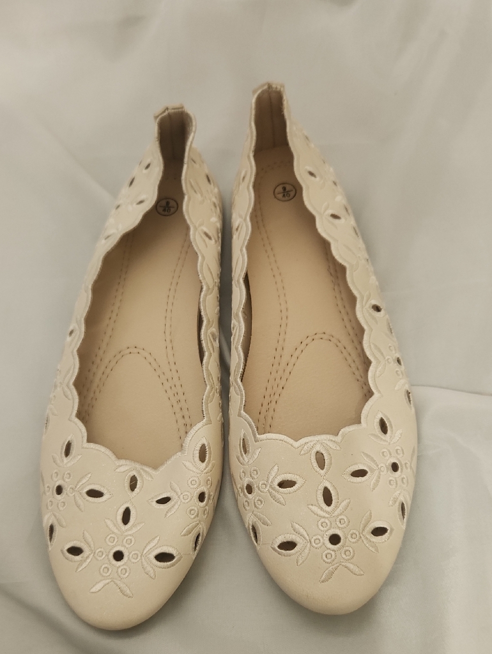 Source Unknown Cream Scalloped Floral Cutout Ballet Flats